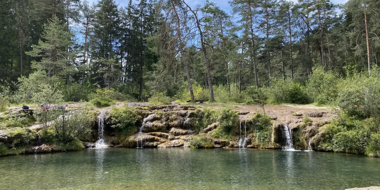 Cascate naturali e acque cristalline, perfette per le tue borca di cadore passeggiate. Un angolo di paradiso tra i boschi.