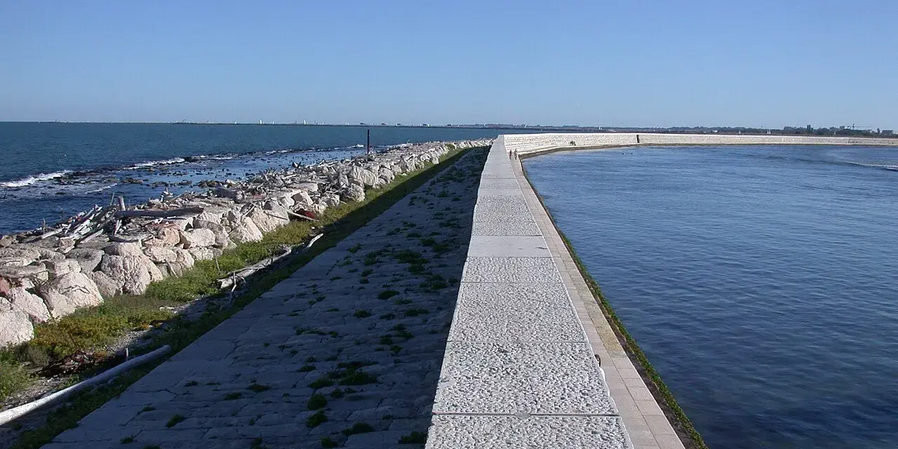 Passeggiata sul molo che porta alla spiaggia Ca' Roman. Come arrivare: segui il sentiero lastricato lungo il mare.