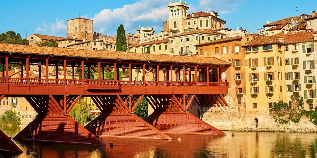 Ponte di Bassano, un'icona di legno rosso sul fiume Brenta. Curiosità: un tempo ospitava botteghe di artigiani.