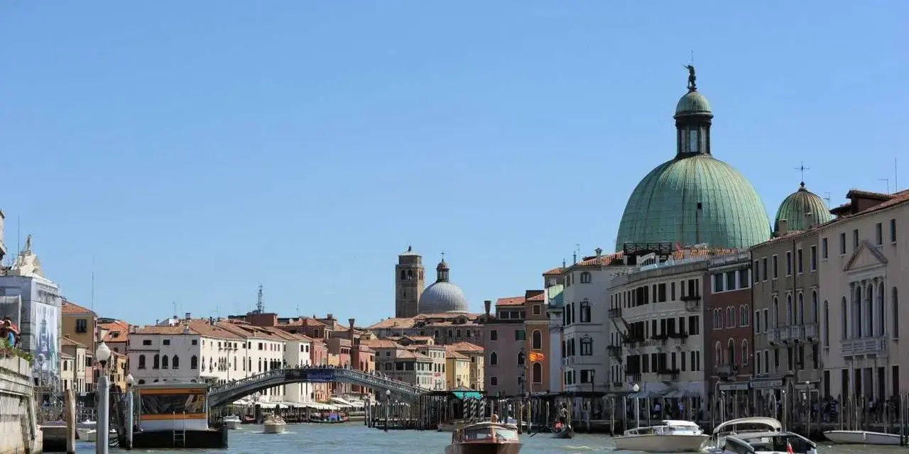 Navigare sul Canal Grande, un'esperienza indimenticabile per chi decide di visitare Venezia.