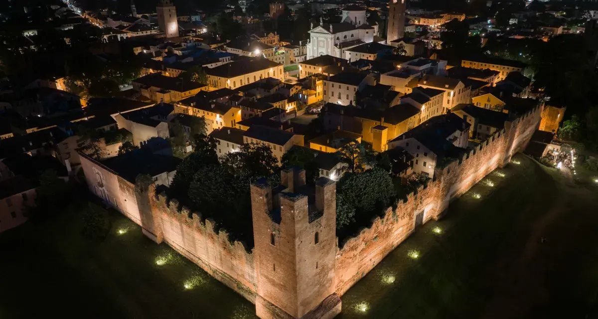 Le mura illuminate di Castelfranco Veneto di notte, un'incantevole vista per scoprire cosa vedere a Castelfranco Veneto.