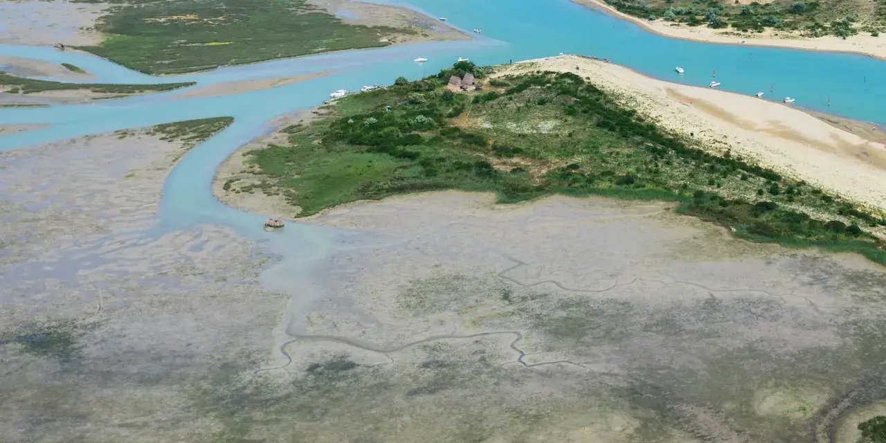 L'oasi Vallevecchia di Brussa, con le sue lagune e canali, è un paradiso naturale.