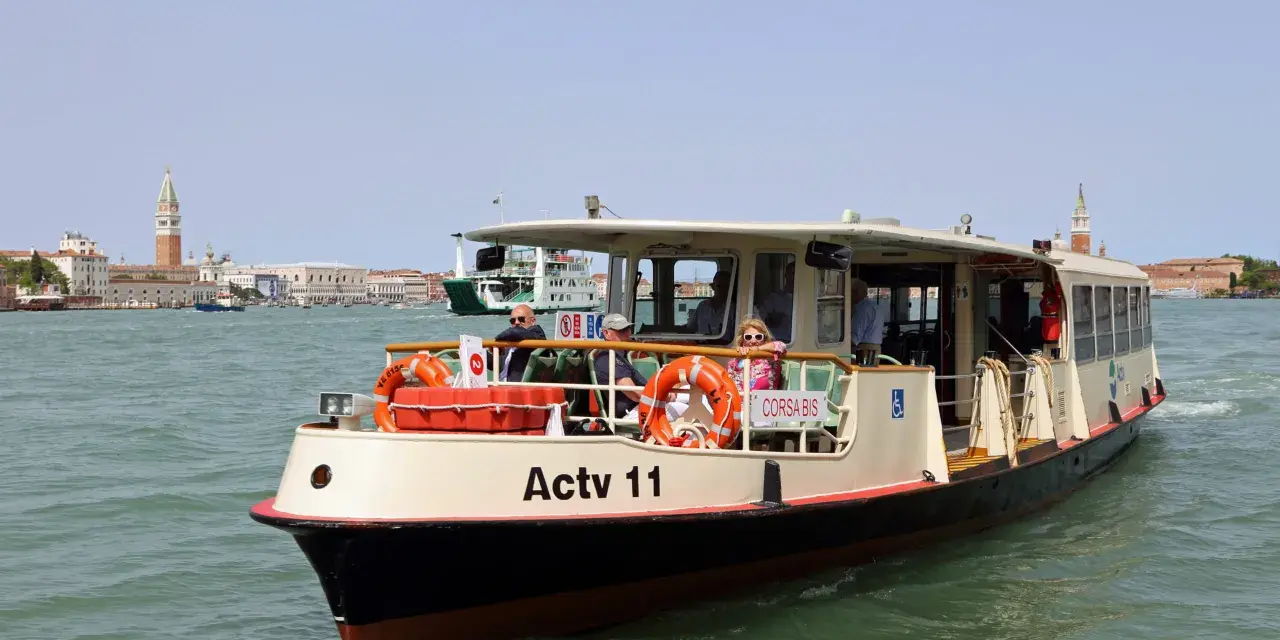 Traghetto Actv 11 in navigazione, con Venezia sullo sfondo. Utile per consultare il chioggia venice ferry timetable.