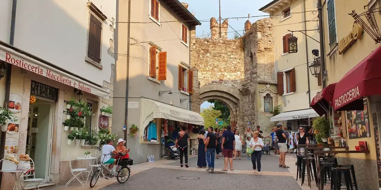 Passeggiata nel centro storico di Lazise, tra negozi e l'antica porta cittadina. Ideale per scoprire cosa vedere a Lazise in un giorno.