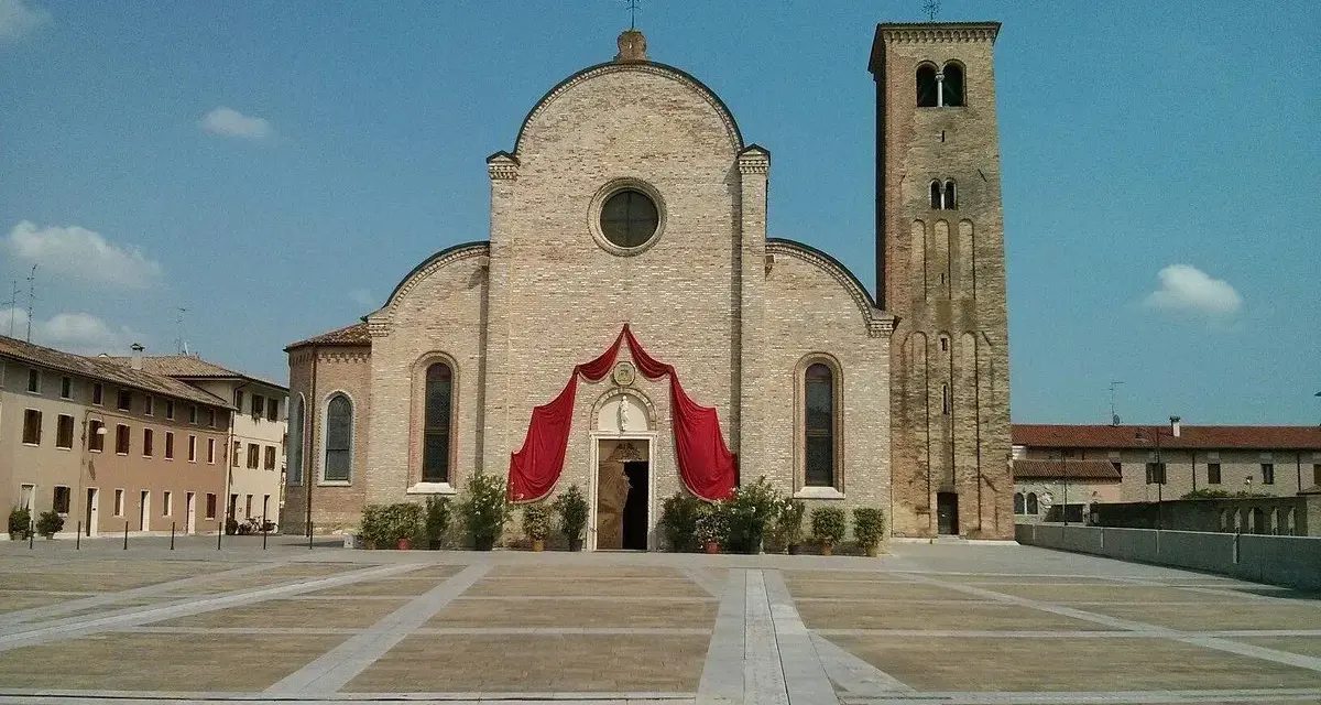 Piazza di Concordia Sagittaria con la cattedrale e il campanile. Un'ottima meta per scoprire cosa vedere in questa storica cittadina.