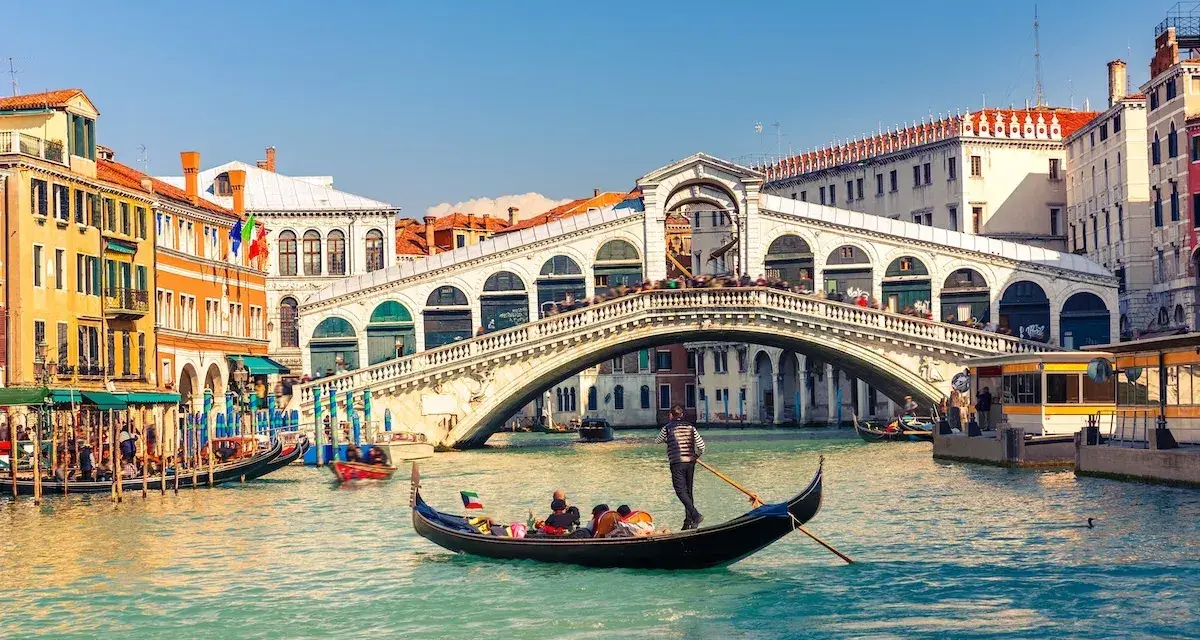 Gondola sul Canal Grande, sotto il Ponte di Rialto. Un'immagine che spiega perchè Venezia è stata costruita sull'acqua, un sogno galleggiante.