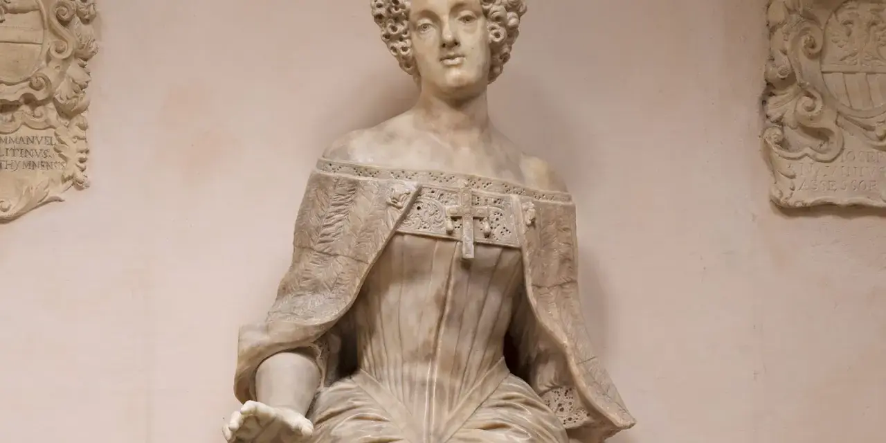 Busto in marmo di Elena Cornaro, con acconciatura riccia e abito elaborato.