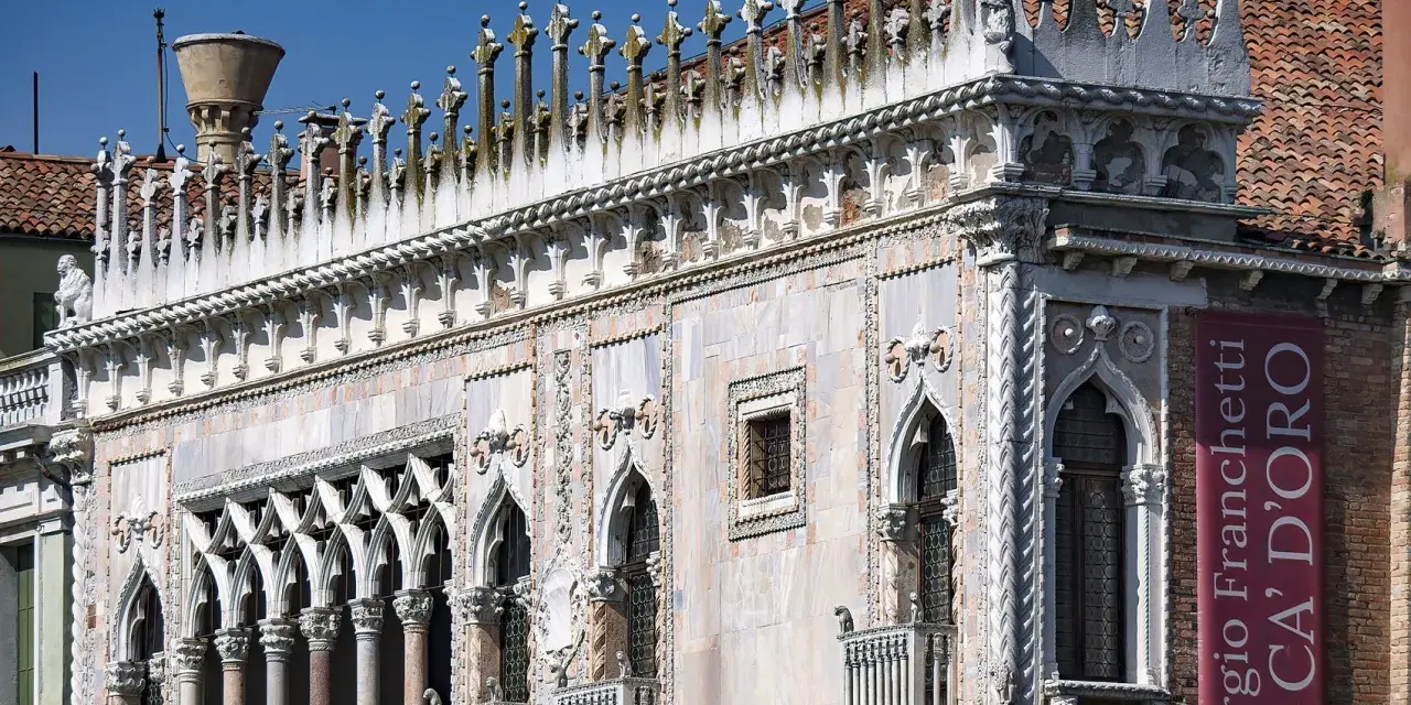 Dettaglio del Ca' d'Oro, un magnifico palais d'oro a Venezia, con le sue finestre gotiche e decorazioni in marmo.