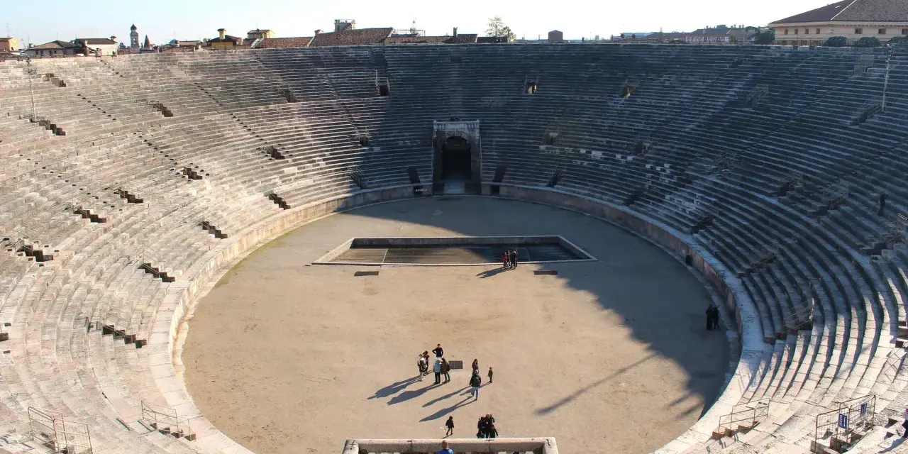 Arena di Verona: un'arena romana con gradinate in pietra e un'area centrale sabbiosa. La sua arena di Verona storia in breve è affascinante, testimone di secoli di eventi.