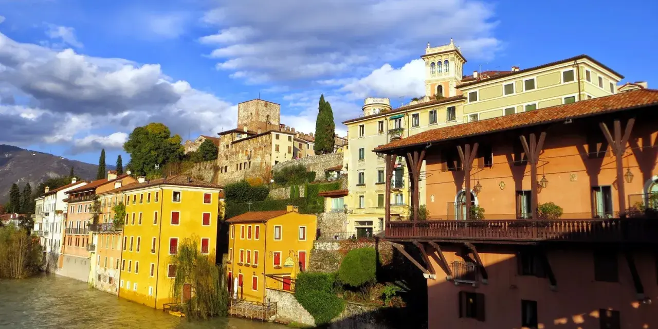 Colorate case affacciate sul Brenta, castello in collina: ecco cosa vedere a Bassano del Grappa.