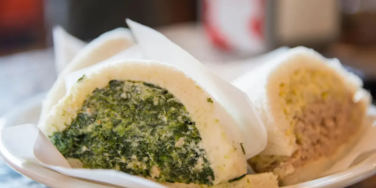 Tramezzini con spinaci e ricotta, e uno con tonno e maionese, gustosi prodotti tipici di Venezia.