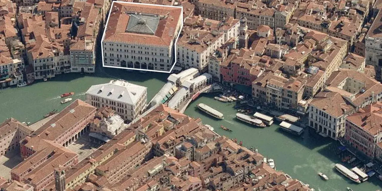 Vista aerea di Venezia, con il Canal Grande e il Ponte di Rialto. In evidenza un grande edificio, un tempo sede dei mercanti dei tedeschi a Venezia.