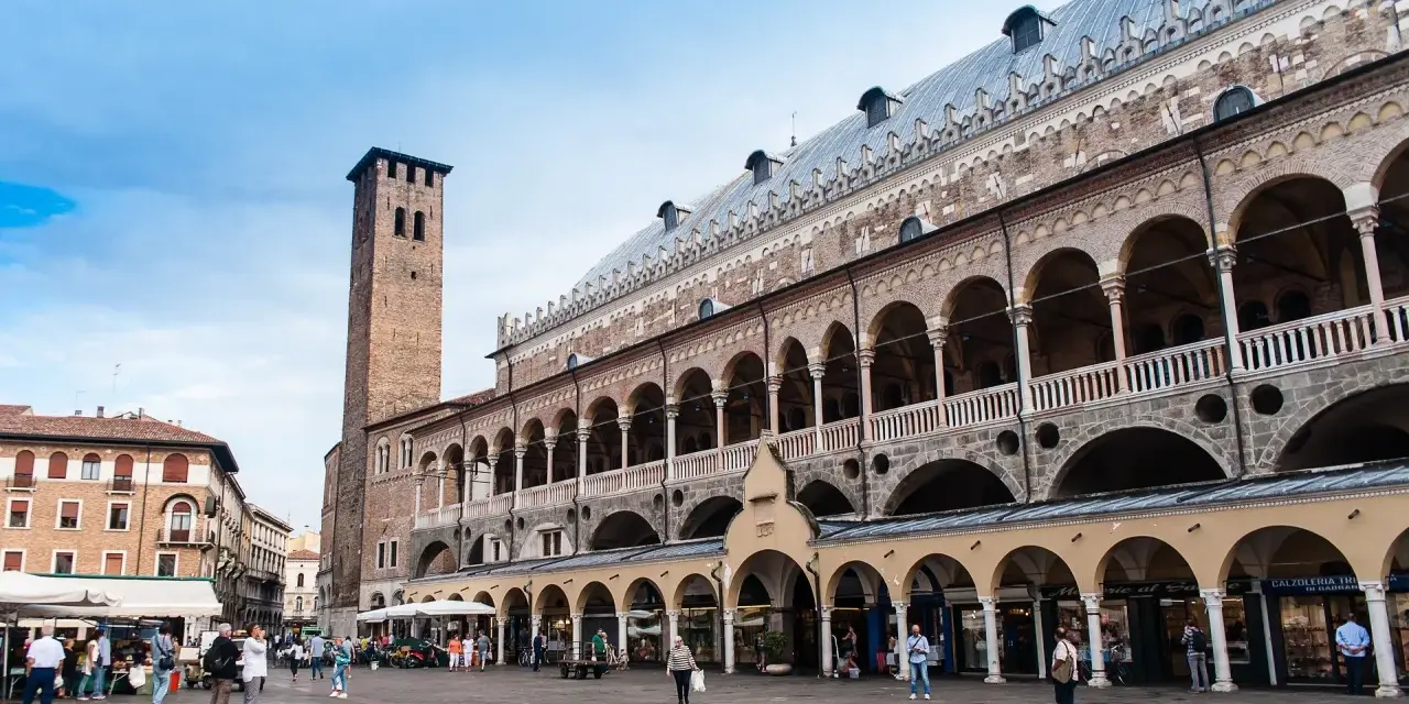 Piazza dei Signori a Padova, con la sua imponente loggia e la torre, è un luogo ideale per scoprire i musei della città.