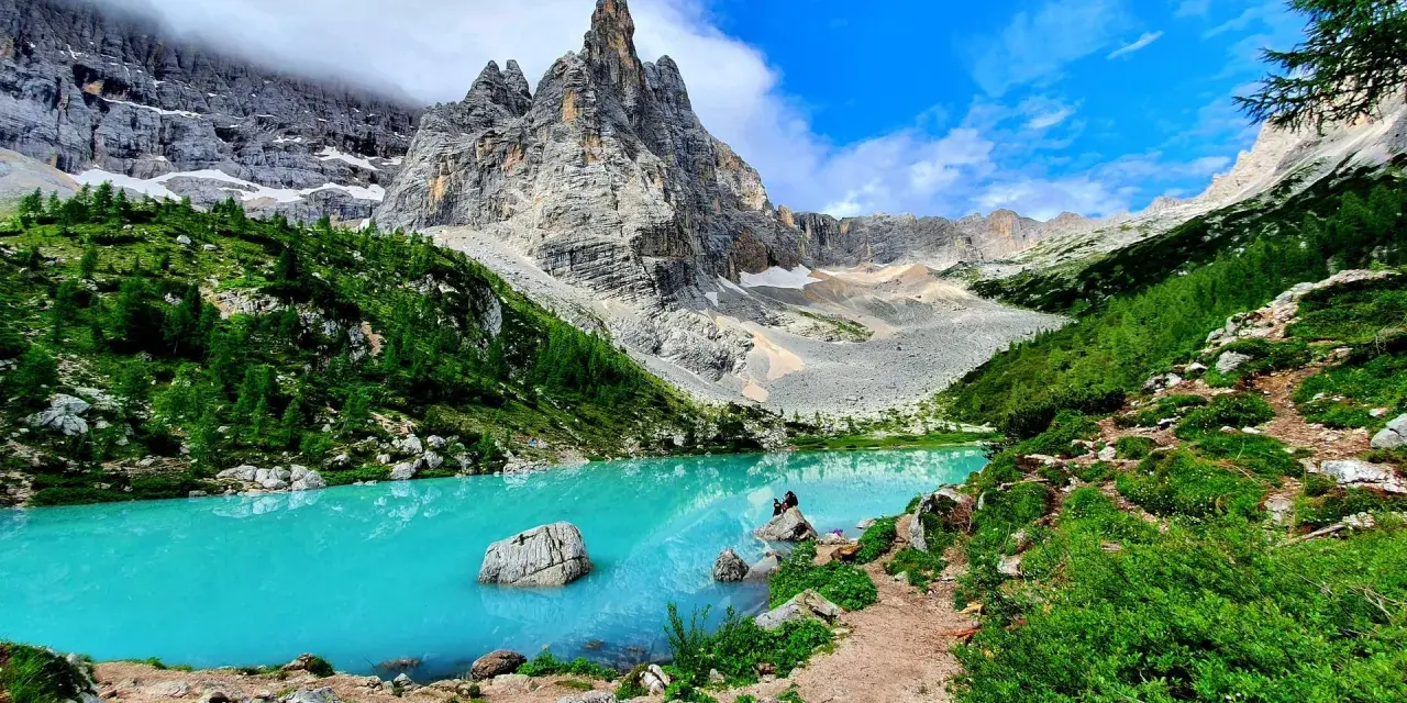 Lago di Sorapis, un gioiello turchese incastonato tra le vette maestose di Venas di Cadore.