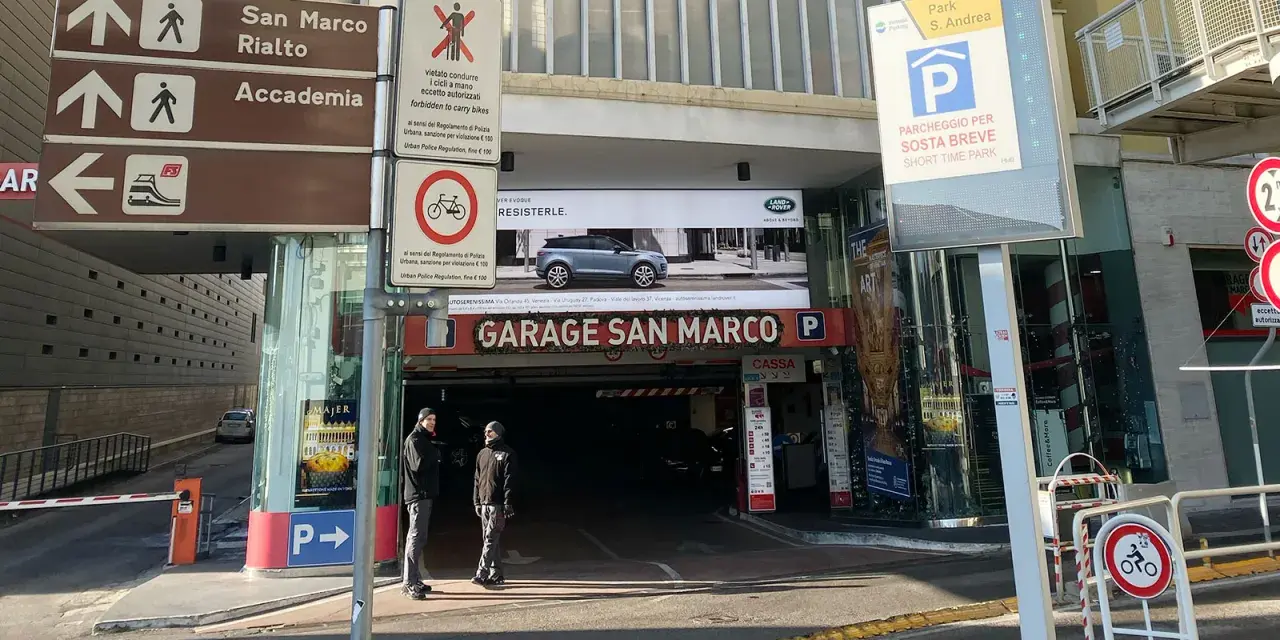 Venezia: indicazioni per San Marco, Rialto e Accademia. Segnaletica per parcheggio e divieto bici.