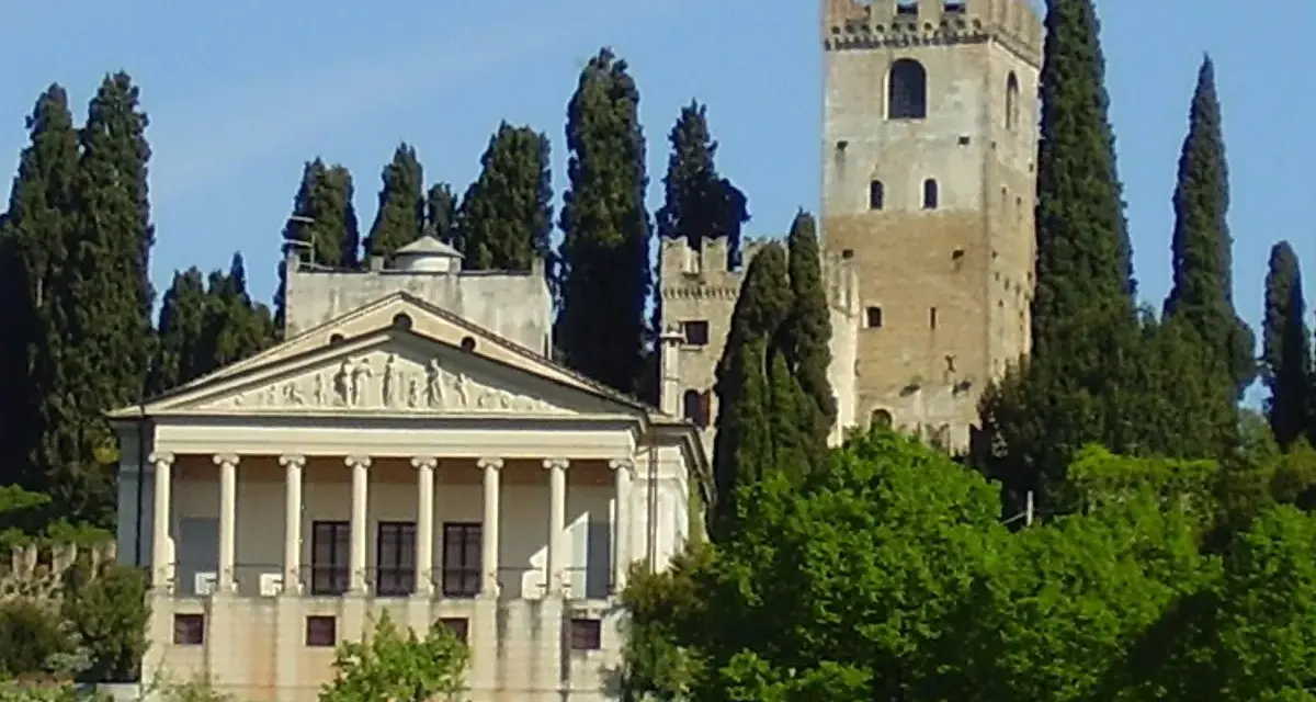 Villa Emo e la torre medievale, un esempio di cosa vedere a Conegliano, circondate da cipressi.
