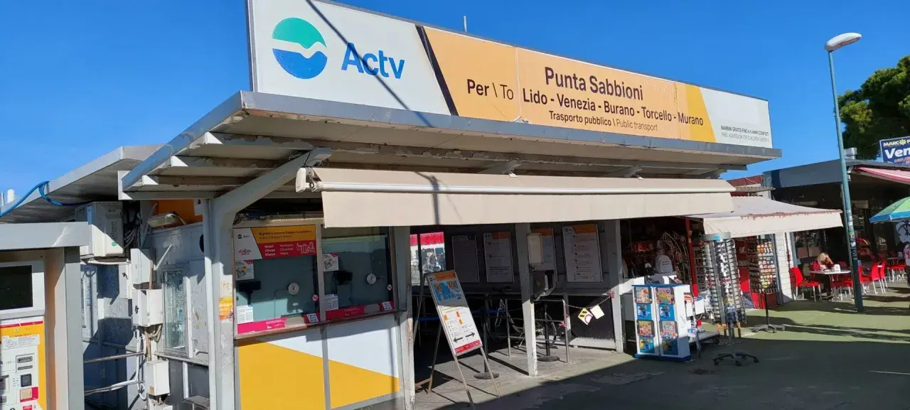 Biglietteria Actv a Punta Sabbioni, con indicazioni per il vaporetto verso Burano e altre isole.