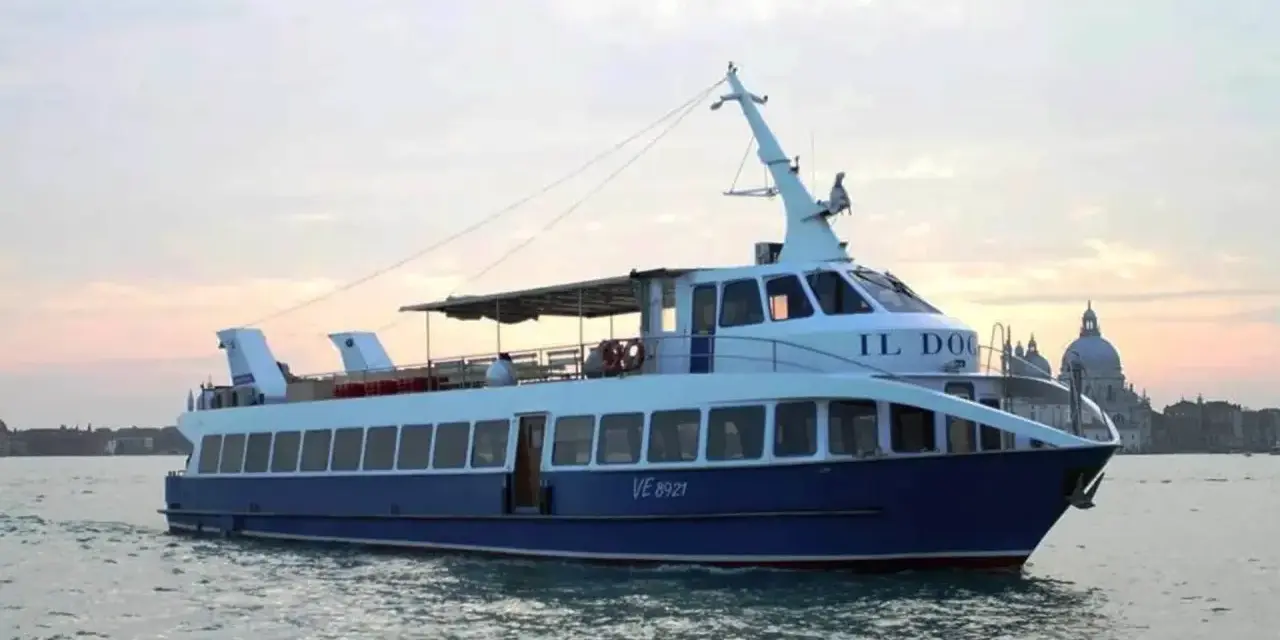 Battello "Il Doge" in navigazione, da Punta Sabbioni verso Venezia, con la Basilica di Santa Maria della Salute sullo sfondo.
