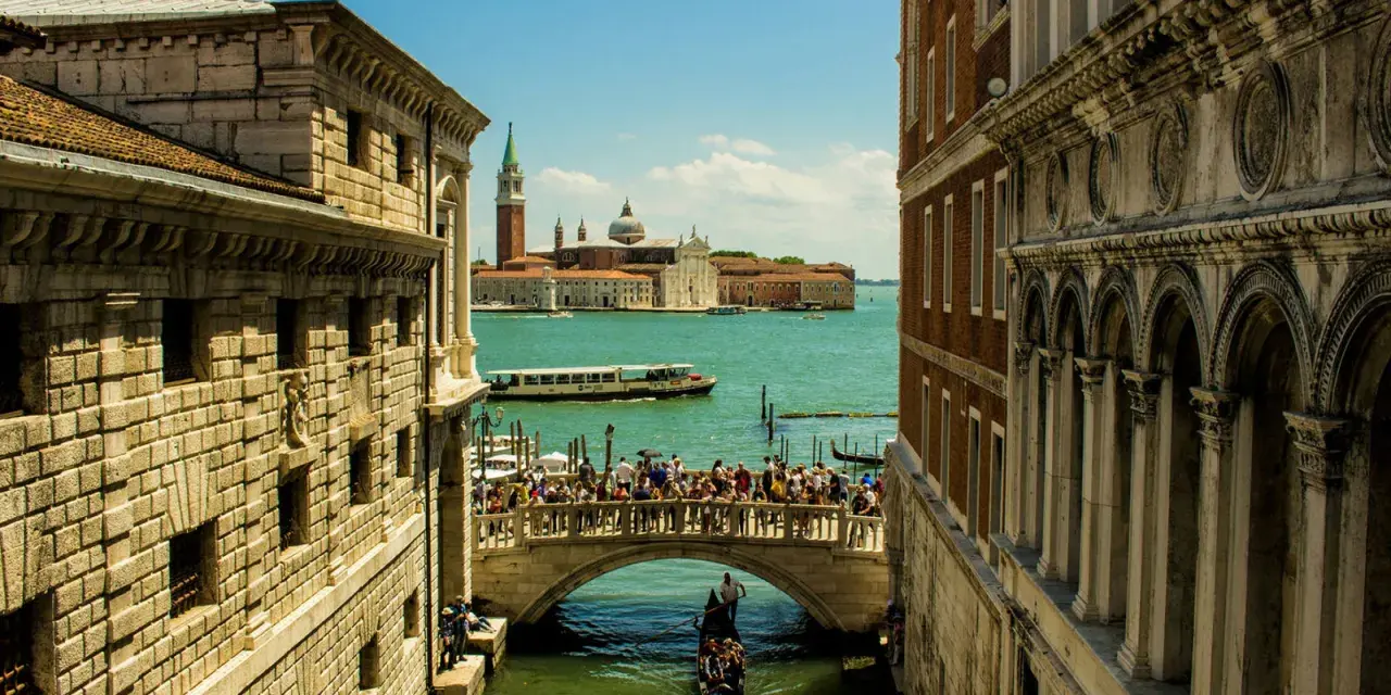 Un ponte di sospiri a Venezia, con gondola e palazzi storici.