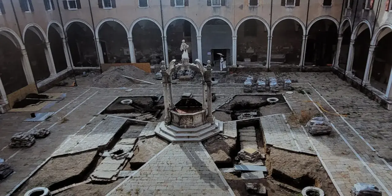 Cortile di Venezia con pozzi in fase di scavo. Archeologia in corso, tra terra e antiche pietre.