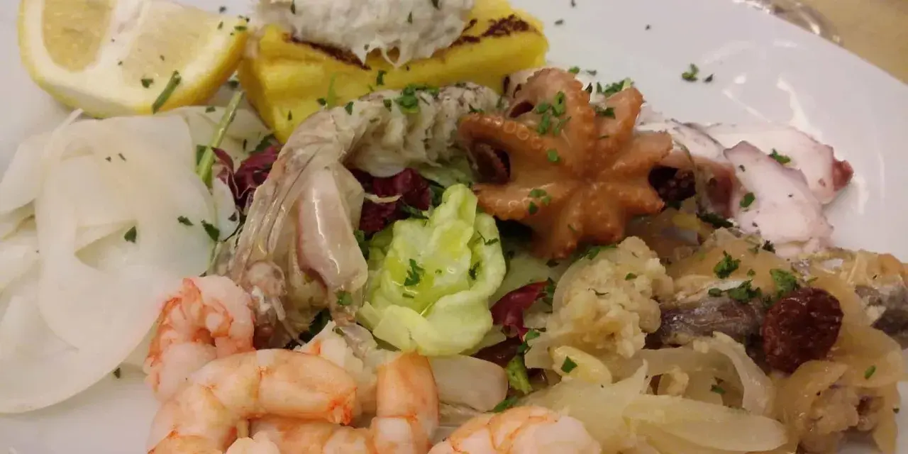 Assaggio di mare con gamberi, polpo e pesce, perfetto per chi cerca ristoranti pesce Caorle. Un piatto colorato e gustoso.