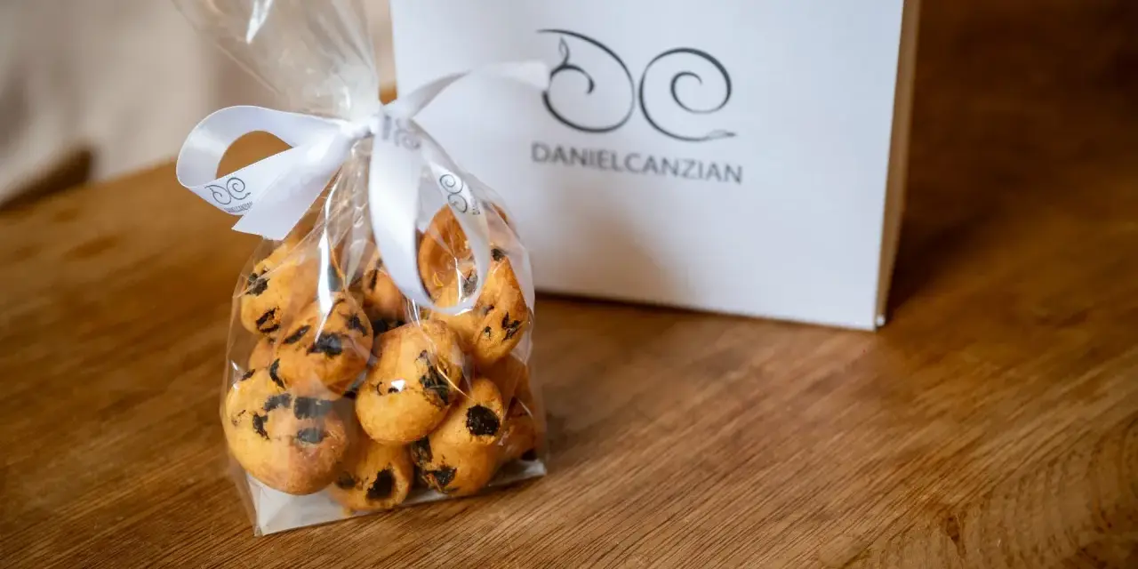 Sacchetto con biscotti veneziani, con nastro bianco e logo Danielcanzian.