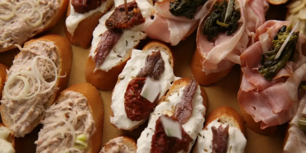 Un assaggio di Venezia: crostini con paté di tonno, acciughe, pomodori secchi e verdure, un vero aperitivo tipico veneziano.