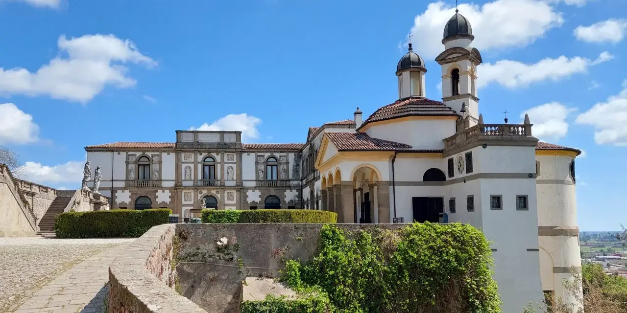 Un percorso panoramico tra i giardini e gli edifici storici, tra cui la chiesa con le sue cupole, per scoprire cosa vedere a Monselice.