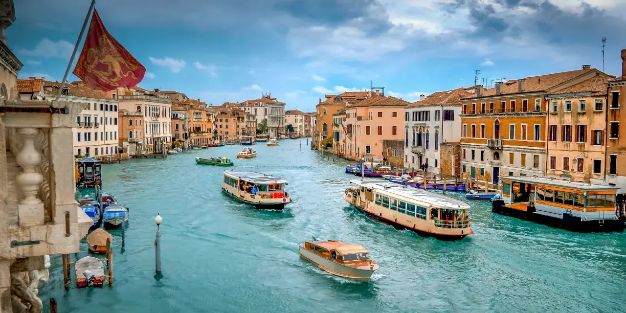 Vaporetti navigano sul Canal Grande, un'icona di Venezia. Il **costo battello Venezia** varia, ma l'esperienza è impagabile.