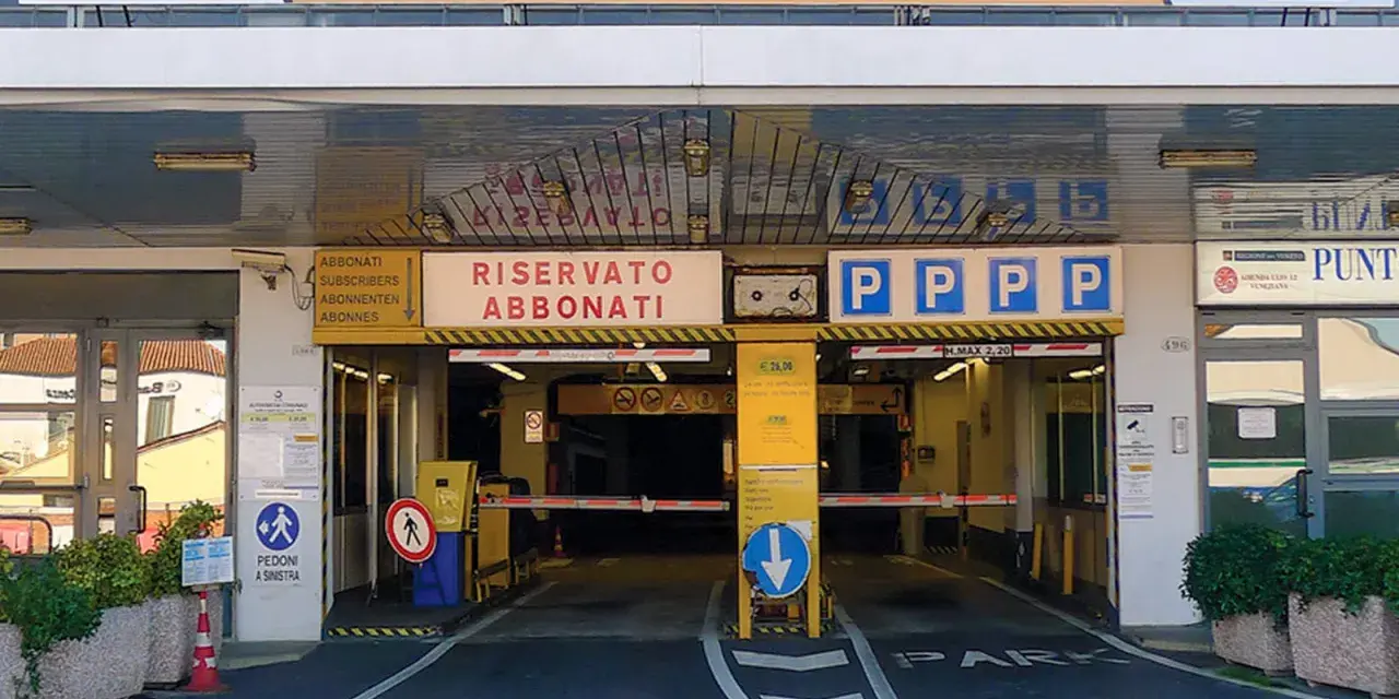Ingresso Autorimessa Comunale Venezia. Segnaletica per abbonati e indicazioni per pedoni. Informazioni sui parcheggio piazzale roma venezia prezzi.