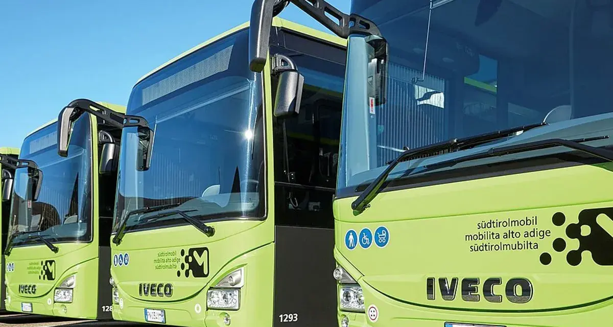Autobus verdi Iveco pronti per il viaggio da Venezia a Cortina.