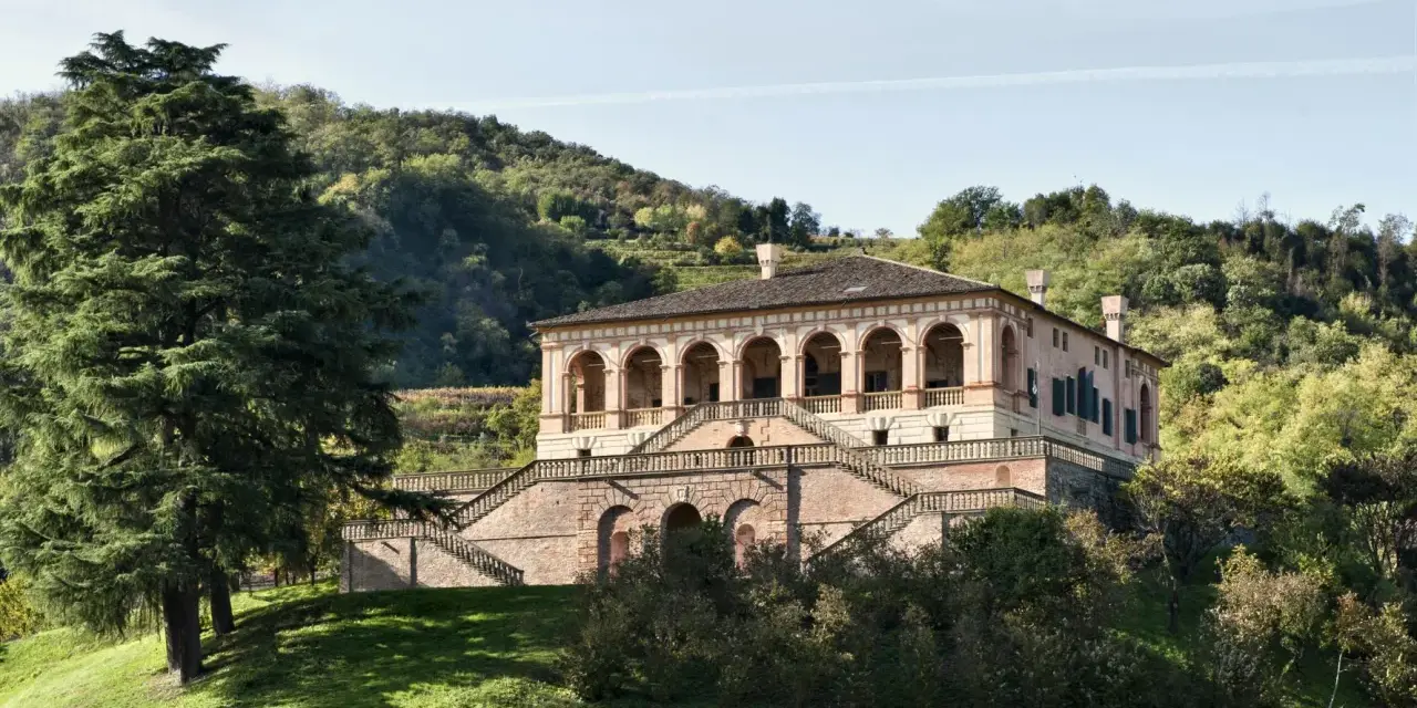 Villa dei Vescovi: splendida villa veneta con scalinate imponenti. Scopri orari e prezzi per la tua visita.