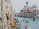 Palazzi da visitare a Venezia: scorcio sul Canal Grande con imbarcazioni e la Basilica di Santa Maria della Salute.