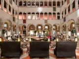 Lussuoso cortile interno con arcate, ideale per scoprire dove fare shopping a Venezia, tra negozi eleganti e aree lounge.