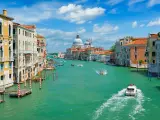 Navigando sul Canal Grande, da Piazzale Roma a Piazza San Marco, tra palazzi storici e barche che solcano l'acqua turchese.