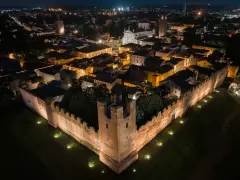 Le mura illuminate di Castelfranco Veneto di notte, un'incantevole vista per scoprire cosa vedere a Castelfranco Veneto.