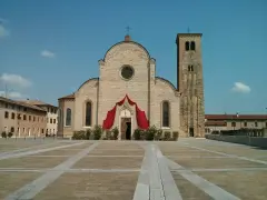 Piazza di Concordia Sagittaria con la cattedrale e il campanile. Un'ottima meta per scoprire cosa vedere in questa storica cittadina.