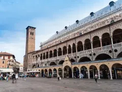 Piazza delle Erbe a Padova, con la Loggia del Consiglio e la Torre dell'Orologio. Un ottimo punto di partenza per scoprire cosa vedere vicino Padova.