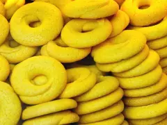 Una pila di biscotti tipici di Venezia, dorati e invitanti, pronti per essere gustati.