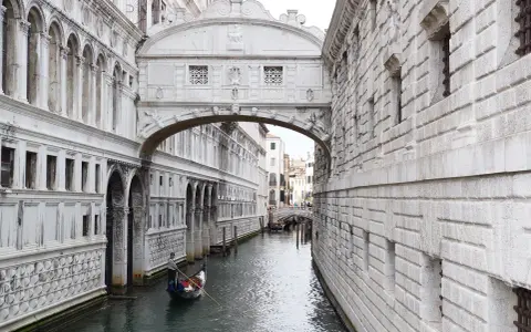 Ponte dei Sospiri a Venezia, un tempo collegava il palazzo di giustizia al **venice prison**. Una gondola scivola sul canale.