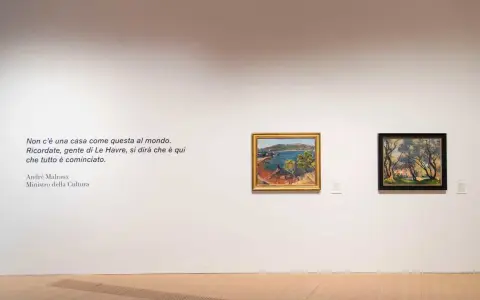 Citazione di Malraux e due dipinti in una sala del museo del Novecento Mestre.