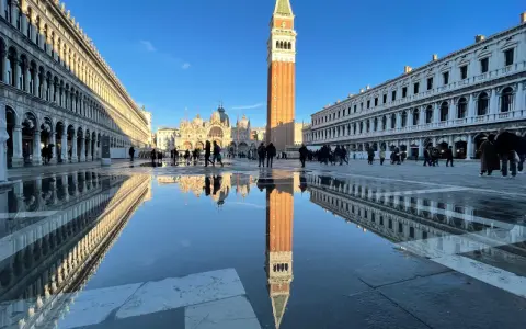 Riflessi di Piazza San Marco con la Basilica e il Campanile, l'acqua di Venezia crea uno specchio magico.