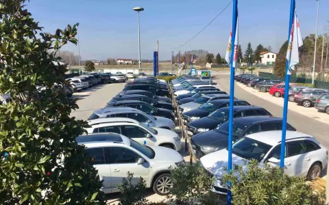 Parcheggio di auto in esposizione, ideale per chi viaggia da Venezia Mestre a Aeroporto.