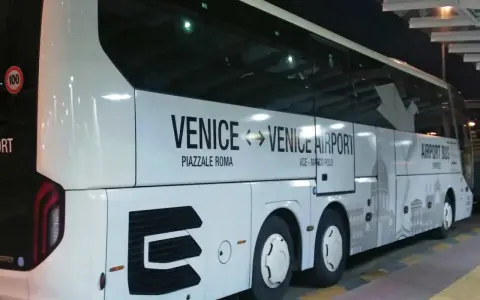 Autobus bianco con scritta "Venice <-> Venice Airport" e "Airport Bus Express". Un comodo mezzo per raggiungere l'aeroporto da Piazzale Roma.