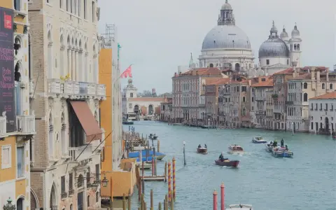 Palazzi da visitare a Venezia: scorcio sul Canal Grande con imbarcazioni e la Basilica di Santa Maria della Salute.