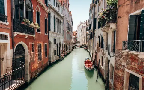 Un canale veneziano con gondola, palazzi storici e un ponte. Forse così si immaginava la Serenissima, perché la repubblica di Venezia era chiamata serenissima.