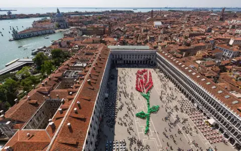 Venezia celebra il giorno di San Marco con una gigantesca rosa umana rossa e verde in Piazza San Marco.