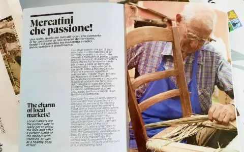 Artigiano locale lavora su una sedia, un'immagine che evoca la tradizione e i sapori della strada del Prosecco.