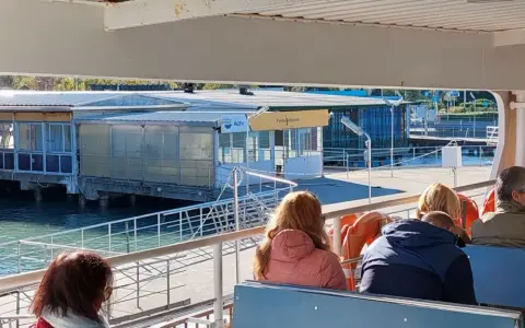 Persone a bordo di un traghetto ACTV, in attesa di arrivare a Punta Sabbioni. La linea 2 Venezia collega la città lagunare con la terraferma.