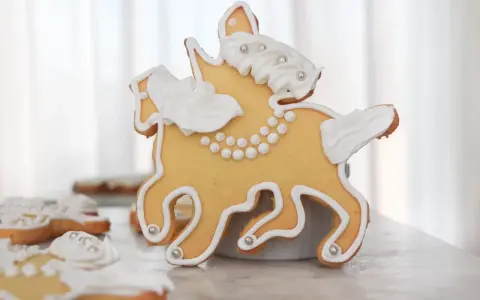 Biscotti a forma di cavallo decorati con glassa bianca e perline argentate, un dolce San Martino che racconta una storia.